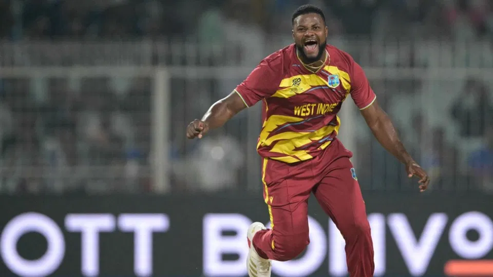 T20 विश्व कप 2026 में पहली हैट्रिक! स्कॉटलैंड के ख़िलाफ़ कैरेबियाई गेंदबाज़ रोमारियो शेफर्ड ने ईडन गार्डन्स में इतिहास रचा